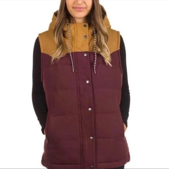 Patagonia Bivy Hooded Down Filled Puffer Vest in Maroon Rare - Picture 2 of 16